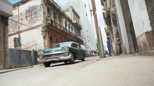 <p>После снятия запрета на частный бизнес многие владельцы старинных машин как могли привели их в порядок, и теперь такси в Гаване — сплошь кадиллаки и лимузины</p>