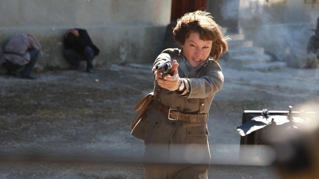 <p>Алена Бабенко — еще одна роковая женщина в сериале. Однако она покоряет скорее не красотой, а напором и оружием в руках, ведь персонаж актрисы — одесский комиссар Соня Гертнер, она же Сонька «Золотая ножка»</p>