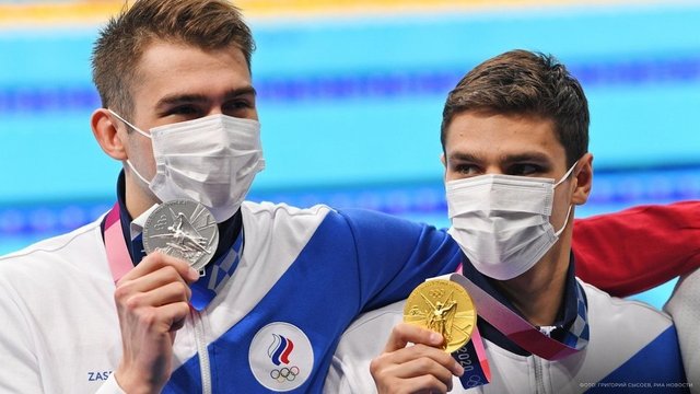 <p>Евгений Рылов с золотой и Климент Колесников с серебряной медалями на награждении пловцов на дистанции 100 метров на спине</p>