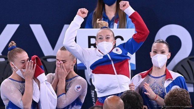 <p>Слева направо: Лилия Ахаимова, Ангелина Мельникова, Виктория Листунова и Владислава Уразова. Девушки празднуют первую с 1992 года победу в женском многоборье в спортивной гимнастике</p>