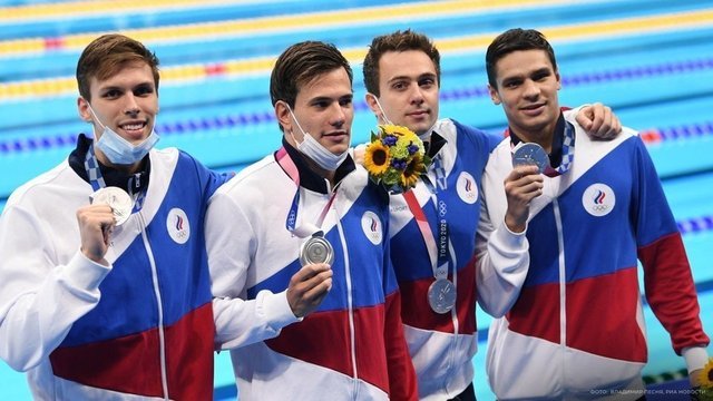 <p>Сборная России по плаванию на награждении серебряными медалями за второе место в эстафете 4х200 м вольным стилем</p>
