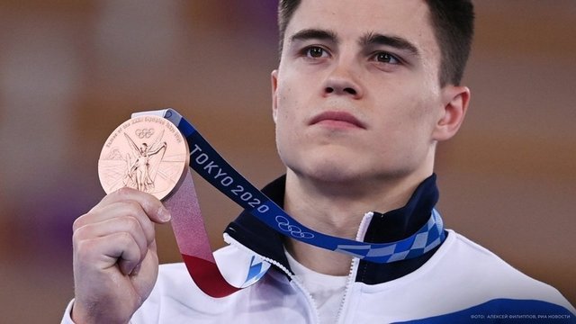 <p>Никита Нагорный с бронзовой наградой за индивидуальное многоборье в спортивной гимнастике</p>