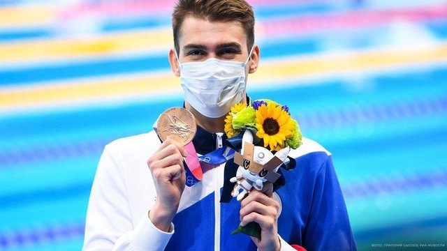 <p>Климент Колесников с бронзовой медалью в плавании на дистанции 10 метров вольным стилем</p>