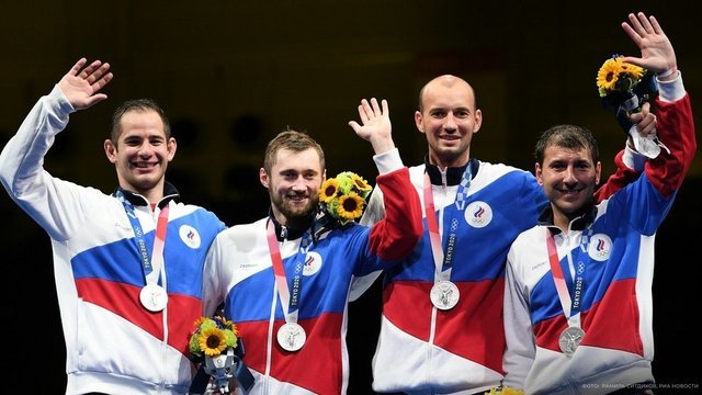 <p>Слева направо: Сергей Бида, Никита Глазков, Сергей Ходос и Павел Сухов. Российские шпижисты стали серебряными призерами Олимпийских игр, уступив лишь сборной Китая</p>