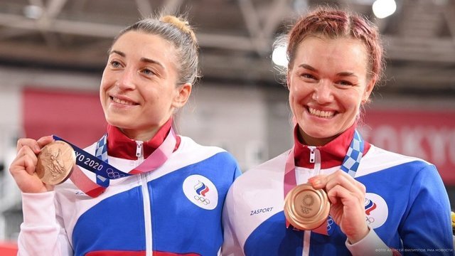 <p>Дарья Шмелева и Анастасия Войнова с бронзовыми наградами в командном велотреке</p>