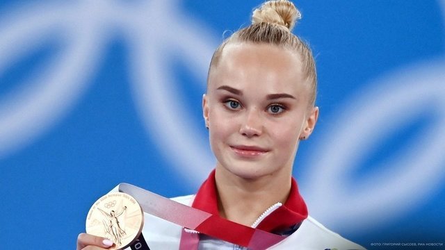 <p>Ангелина Мельникова со своей третьей медалью на Играх — 2 августа гимнастка завоевала бронзу в вольных упражнениях</p>