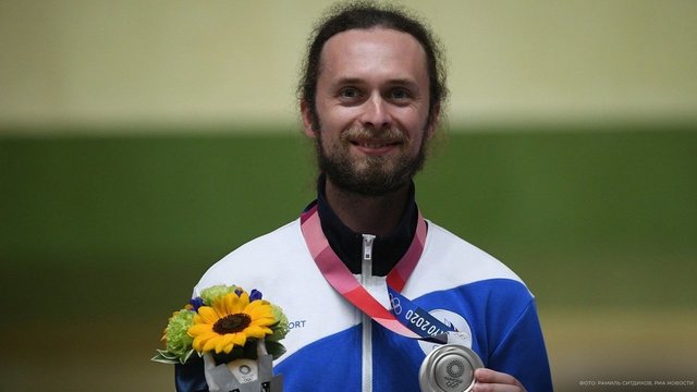 <p>Сергей Каменский с серебряной медалью в стрельбе из винтовки из трех положений на 50 метров</p>