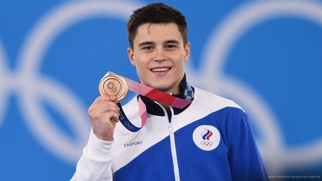 <p>Никита Нагорный со своей третьей медалью на Играх в Токио — бронзой на перекладине</p>