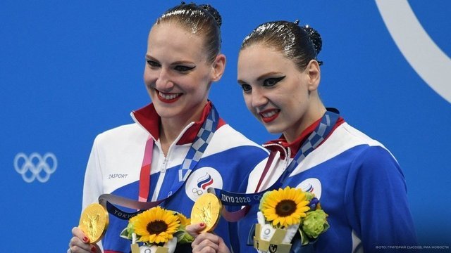 <p>Светлана Ромашина (слева) и Светлана Колесниченко с золотыми медалями за выступления в дуэте в синхронном плавании. В Токио Ромашина стала первой в истории синхронисткой, завоевавшей шесть золотых наград</p>
