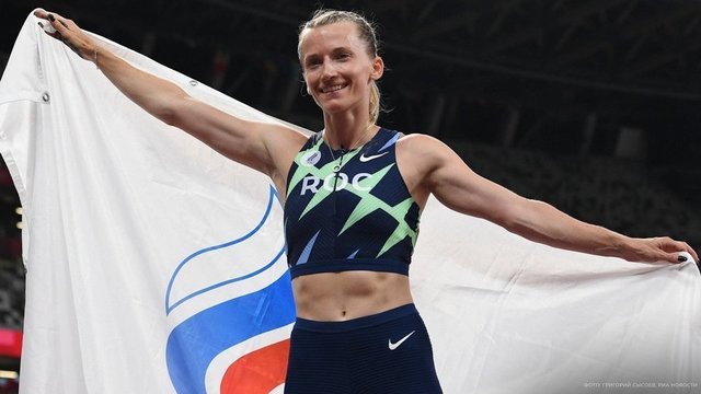 <p>Анжелика Сидорова завоевала в Токио первую медаль для российских легкоатлетов — серебро в прыжках с шестом</p>