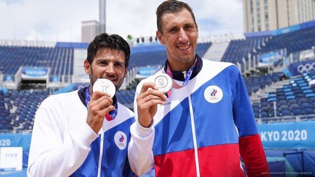 <p>Олег Стояновский (справа) и Вячеслав Красильников принесли России первую в истории медаль в пляжном волейболе — серебро</p>