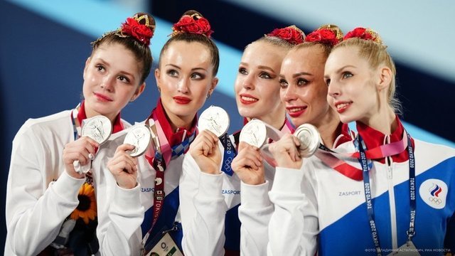 <p>Сборная России по художественной гимнастике завоевала серебряные медали в командном турнире</p>