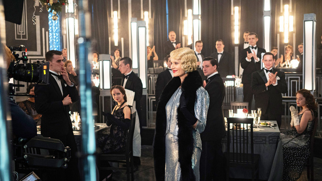 <p>Марлен Дитрих (Виктория Исакова) в декорациях ресторана «Магнолия»</p>