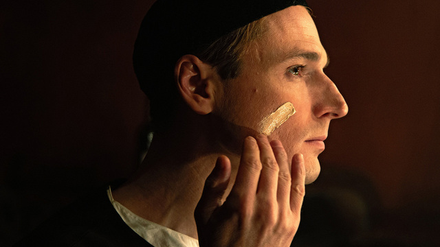 <p>Алексей Филимонов наносит грим перед началом съемок</p>