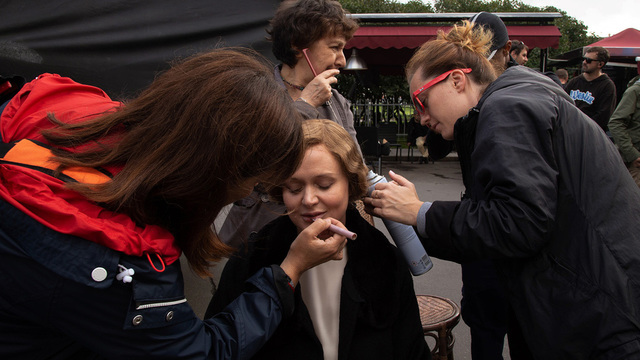 <p>Анне Михалковой наносят макияж</p>