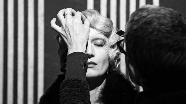 <p>Виктории Исаковой поправляют прическу</p>