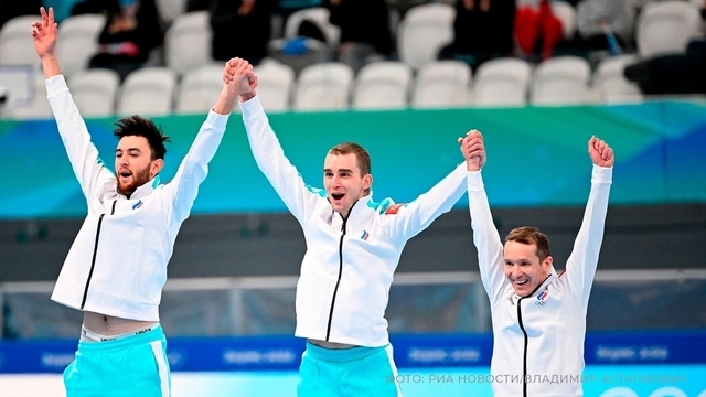 <p>Слева направо: Даниил Алдошкин, Сергей Трофимов и Руслан Захаров. Российские конькобежцы стали вторыми в командной гонке преследования</p>