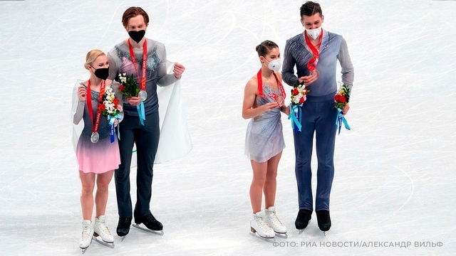 <p>Серебряные призеры Олимпиады в Пекине в парном фигурном катании Евгения Тарасова — Владимир Морозов (слева) и бронзовые медалисты Анастасия Мишина — Александр Галлямов</p>