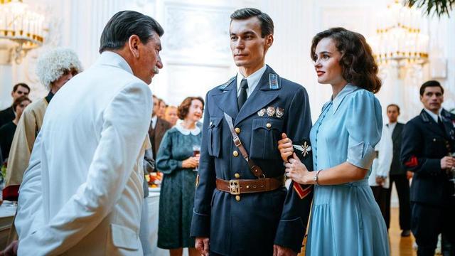 <p>Александр Устюгов в роли Иосифа Сталина, Ангелина Стречина и Кирилл Кузнецов в фильме «Любовь Советского Союза»</p>