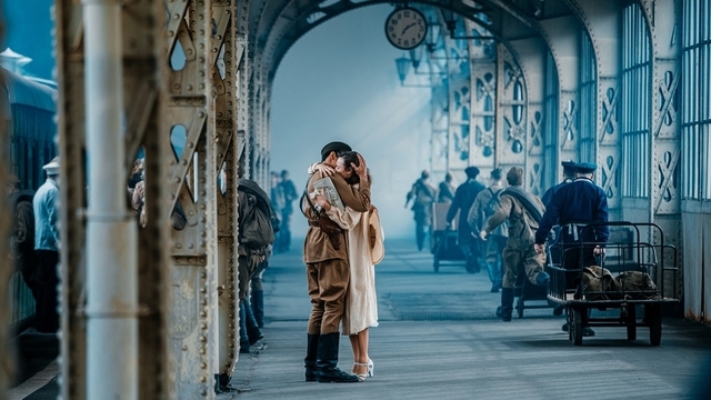 <p>Ангелина Стречина и Роман Васильев в фильме «Любовь Советского Союза»</p>