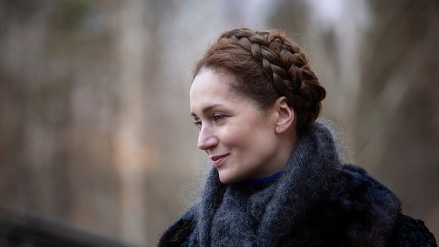 <p><b>Валентина — Виктория Исакова</b></p><p>Жена Вадима, у которой завязался страстный роман с Кириллом. После того, как муж погиб, а Кирилл попал в тюрьму, устраивает личную жизнь с новым мужчиной.</p><p><i><b>Виктория Исакова</b>: «В этой драматической истории все герои очень сильные люди. И эмоционально, и физически. У моей героини — это даже не сила, она сама по себе особенная, выделяется на общем фоне. Когда мы придумывали, как она общается, как двигается и как смотрит, то режиссер объяснял: „Валентина — как прекрасный цветок, который может быть и ядовитый“. Она и стала этим манящим цветком для Кирилла, героя Алексея Филимонова. У него даже не страсть к ней, а нечто труднообъяснимое, когда увидел и понял, что к этому цветку словно и шел всю жизнь. При этом оба понимают, что иначе словно и быть не могло».</i></p>