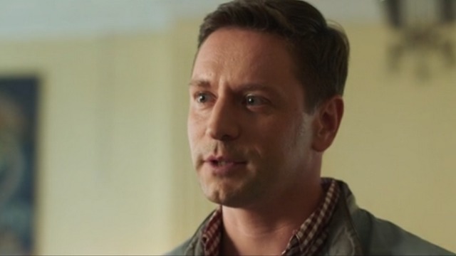 <p>В самом начале истории жених Нинель Гоша возвращается из армии и вместе с любимой готовится ехать в Москву. Но в изменившихся обстоятельствах вызывается помочь девушке в ее авантюрах. Эту роль исполнил Владимир Жеребцов.</p>