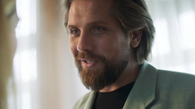 <p>Роман Маякин появился в роли обаятельного жулика Коваля, который заигрывает с Нинель и вызывает ревность ее жениха.</p>