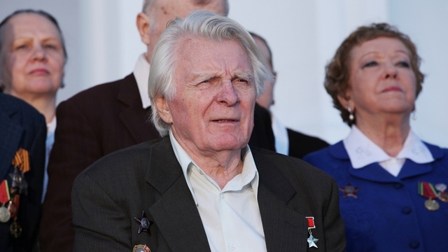 <p><b>Цветков — Юрий Назаров</b></p><p><br></p><p>Фронтовик, пенсионер. Когда жена умерла, уехал в деревню. Племянник позарился на его дом и землю и сплавил старика в интернат для престарелых. Там Паша Цветков «сдал», понял, что никому не нужен, перестал есть, лечиться, «доживал» отмеренное ему время. Приезд Петра Ильича, встреча старых друзей вернула ему смысл жизни.</p>