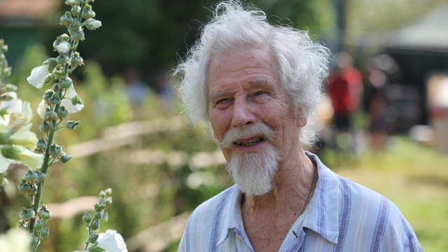 <p><b>«Профессор» Сигизмунд Доминикович — Геннадий Юхтин</b></p><p><br></p><p>Историк, философ, полиглот. После смерти жены профессор стал впадать в детство, уходил из дома, все забывал. Дети сдали его в дом для престарелых.</p>