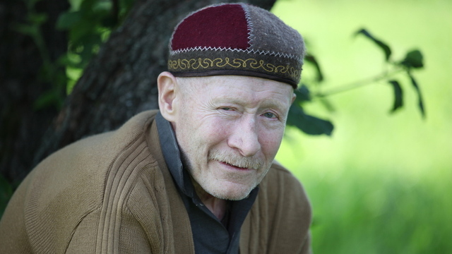 <p><b>Саранчук («Саранча») — Виктор Проскурин </b></p><p><br></p><p>Бывший НКВДшник, профессиональный провокатор, стукач. Даже уйдя на пенсию, продолжает верой и правдой служить режиму. Добровольно поехал в дом престарелых. Пытается навести там свои порядки, вербует сторонников-осведомителей, собирает «досье» на неугодных, наладил отношения с персоналом, получает лишние порции и процедуры.</p>