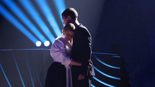 <p>Лада Дэнс и сын Илья Свирский</p>