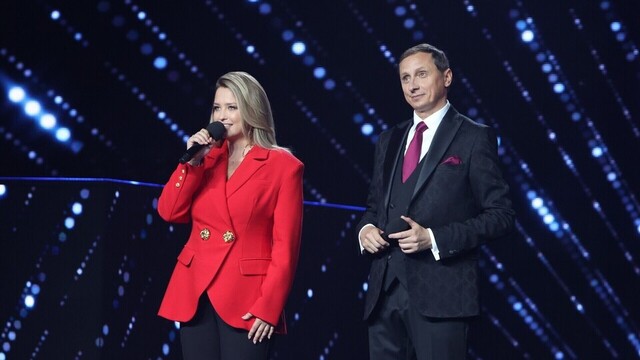 <p>Ведущие Аглая Шиловская и Вадим Галыгин</p>