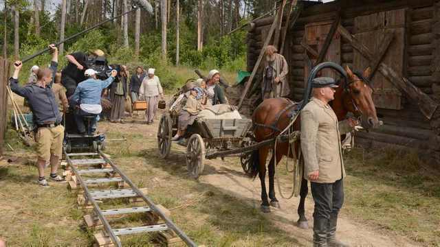 К строительству декораций подходили чрезвычайно ответственно. Сергей Февралев: «Скажем, нужен дом определенного размера. Наш специалист едет в деревню, находит похожий, узнает, может ли он его выкупить. Существенно перестроить дом трудно, потому что в нем уже сделаны дверные проемы, вставлены оконные коробки. Мы брали реальные бревенчатые дома и потом их компоновали. Если нужно было доделать предбанник, строили его из части другого дома, чтобы не возникало ощущения бутафории»