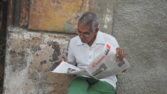 <p>В сфере услуг продвижение частного сектора заметно по бесплатным точкам доступа к интернету, которые появились во многих кафе Гаваны. У них часто выстраиваются очереди людей с телефонами и даже ноутбуками. На фото: кубинец с более привычным носителем информации — печатной газетой<br></p>