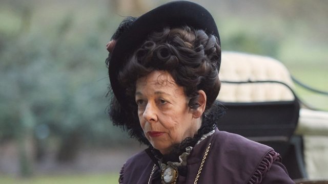 <p><b>Матильда Кроули — Фрэнсис де ла Тур</b></p><p><br></p><p>Мисс Матильда Кроули — незамужняя сестра сэра Питта, которая унаследовала огромное состояние от своей матери. Она любимая тетя всех своих родственников, главным образом, потому что они надеются получить хотя бы часть ее наследства, но она всех их презирает. Она тщеславна, высокомерна и жестока.</p><p><i><br></i></p><p><i><b>Фрэнсис де ла Тур</b>: «Матильда тщеславна, чванлива и резка в обращении, но на самом деле она оказывается не такой ужасной, как нам кажется. Она берет к себе юную Бекки Шарп, которая амбициозна и ниже ее по происхождению. Так что ее снобизм скорее поверхностный. В основе характера Матильды лежат такие черты, которые делают ее интересным персонажем, а не просто отчаянным снобом».</i></p>