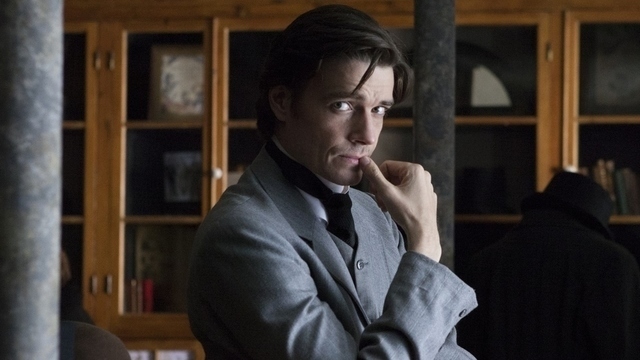 <p>Максим Матвеев — Владимир Маслов</p><p>Вымышленный персонаж, предмет любви и страсти Маты Хари</p><p>Максим Матвеев: «Мне понравился сценарий. Интересно, как меняется мой персонаж — сначала он молодой, сильный и здоровый русский офицер, а ближе к концу превращается в больного человека, почти ослепшего, с поврежденным легким. На протяжении всей истории он сильно меняется и физически, и морально. В какой-то момент Маслов выбирает не служение Родине, а служение женщине».</p>