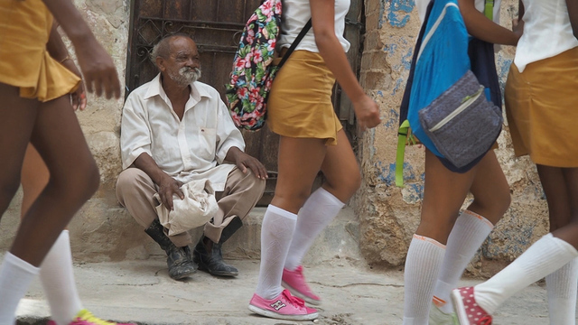 <p>Образование, в том числе высшее, и медицина на острове Свободы бесплатны. Причем врачи считаются одними из самых квалифицированных во всей Южной Америке. На фото: мужчина смотрит на группу девочек в школьной форме</p>