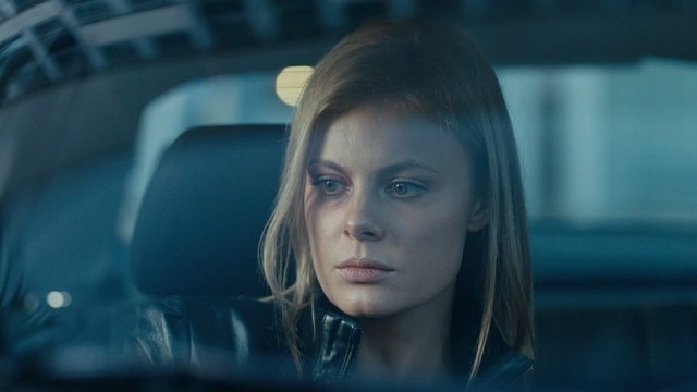 <p>Наталья Дворецкая — джазовая певица Карина</p><p><br></p><p>Наталья Дворецкая: «Моя героиня Карина находится в очень непростой ситуации. У нее очень сильно болеет мать. Нужна дорогостоящая операция, оплатить которую может только муж. Он — очень богатый человек. Но она влюбилась в полицейского, вот в чем загвоздка. И когда ее мужа убивают, она начинает подозревать в этом возлюбленного...»</p>