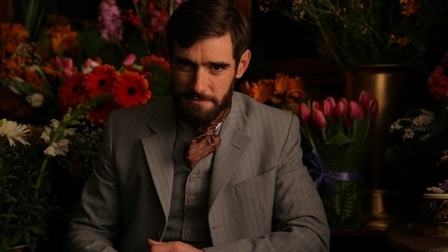 Ошин Стак — Габриэль Астрюк<div><p>Импресарио Маты Хари, директор театра на Елисейских полях</p><div><div><p>Ошин Стак: «Мой персонаж исторический. Я прочитал его мемуары и статьи, и их сохранилось огромное количество. Но могу сказать, что, судя по этим мемуарам, Астрюк не любил Мату Хари. И он открыто об этом говорил. Когда его попросили посодействовать в организации выступлений танцовщицы, он согласился не сразу. И лишь просьба друга заставила его передумать. А в фильме на самом деле моя роль включает в себя биографии, как минимум, еще двух-трех людей, с которыми Мата Хари была знакома до встречи с Астрюком».<br></p></div></div></div>