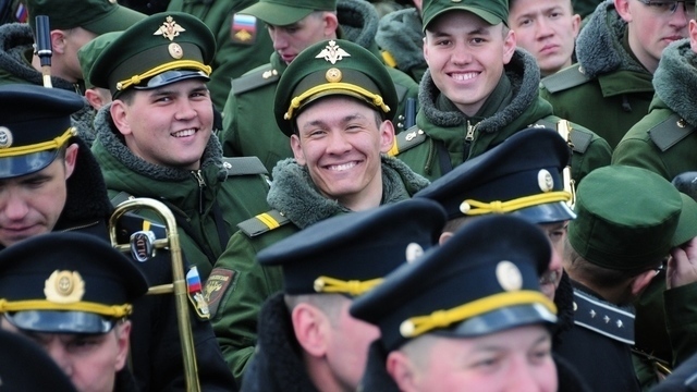 <p>Организаторы акции на парадной площадке установили большой экран, для показа портретов Героев Великой Отечественной войны и Маршалов Великой Победы.</p>