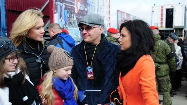 Первый канал и программа «Армейский магазин» совместно с Минобороны РФ провел военно-патриотическую акцию «Под знаменем Победы!». На фото: телеведущий Роман Будников