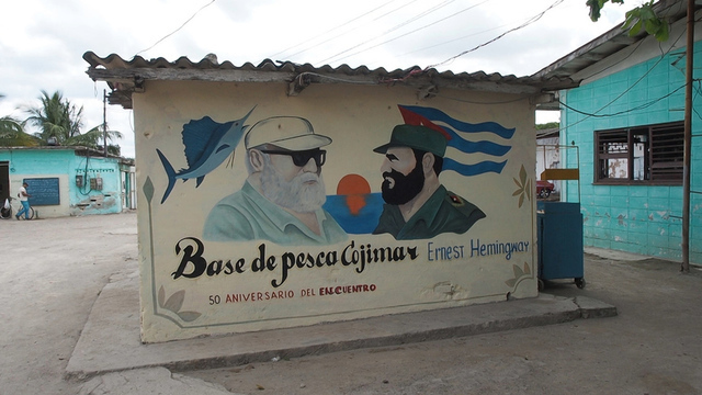<p>Обшарпанность зданий, нередкая для Гаваны, компенсируется красочным уличным искусством. Граффити здесь много, в основном на революционную тему. На фото: изображение встречи Эрнеста Хемингуэя и Фиделя Кастро</p>