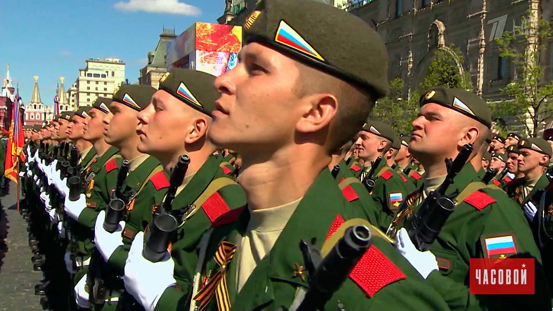 Канал день победы программа. Войска на параде Победы. Армия России парад. Военный парад Россия. Военнослужащий Российской армии.