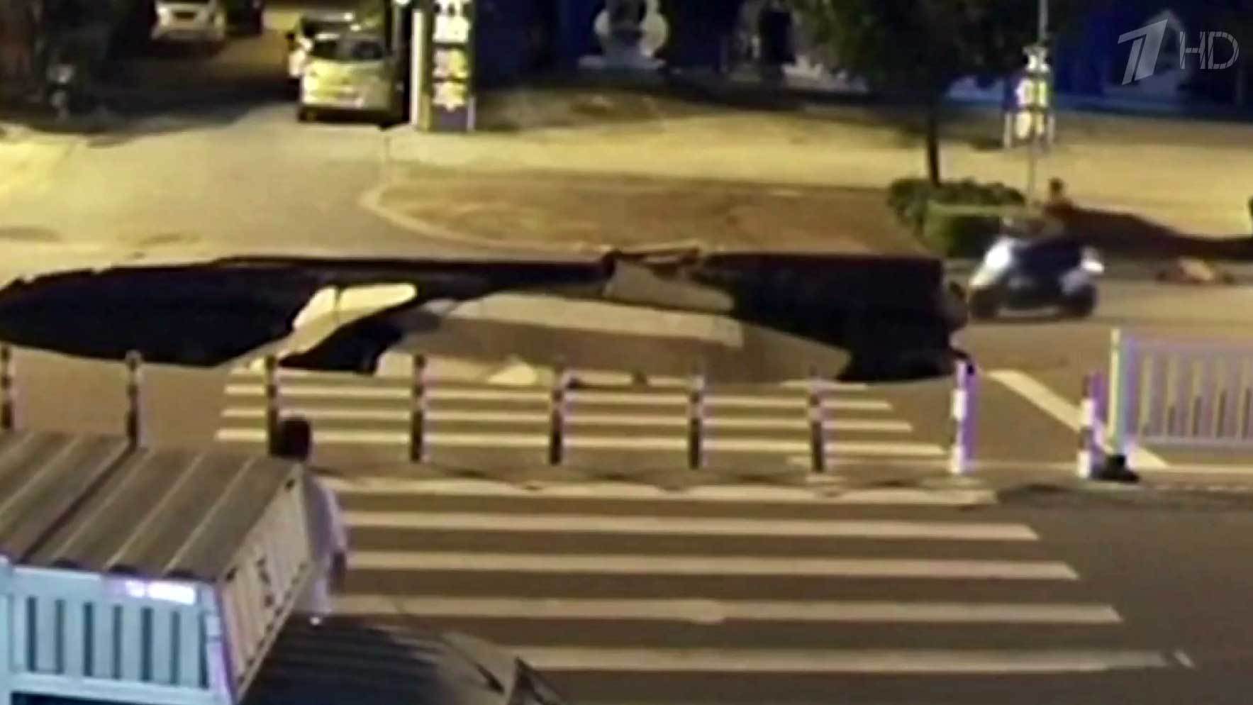 В Китае водитель скутера угодил в провал на дороге, увлекшись гаджетом. Хиты интернета