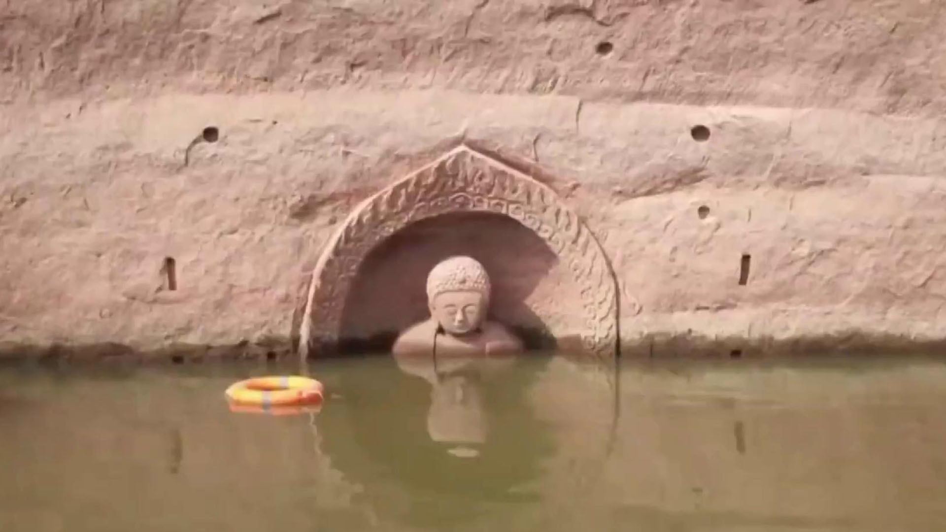 В Китае неожиданное появление из воды древней статуи Будды пытаются объяснить ученые и рядовые граждане. Хиты интернета