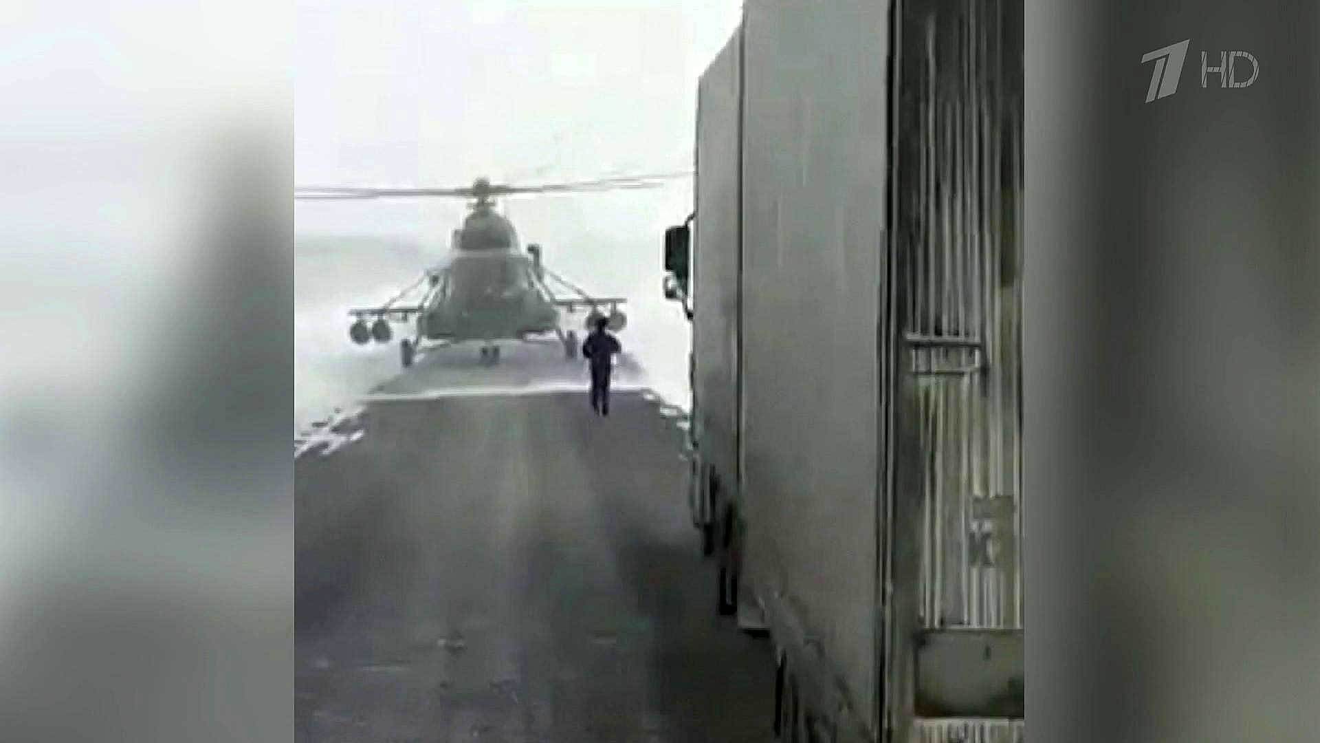 В Казахстане пилот военного вертолета уточняет дорогу у дальнобойщиков. Хиты интернета