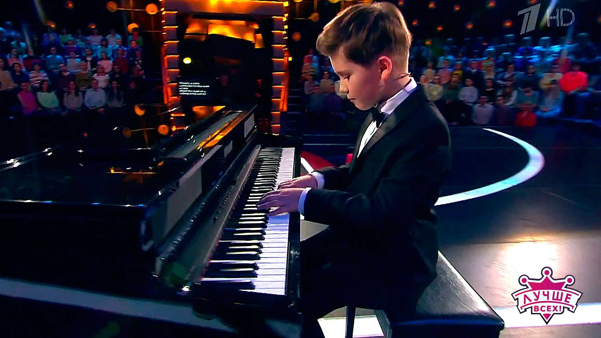 Мальчики виртуозы. Цыганков музыкант. Мальчик играет на пианино. Дети за фортепиано на сцене.