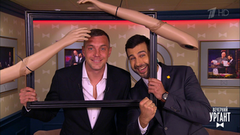 Иван помогает Артему Дзюбе расслабить руки. Пролог. Вечерний Ургант. Фрагмент выпуска от 31.05.2019