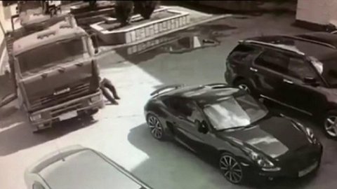 Водитель КамАЗа руками остановил грузовик. Хиты интернета