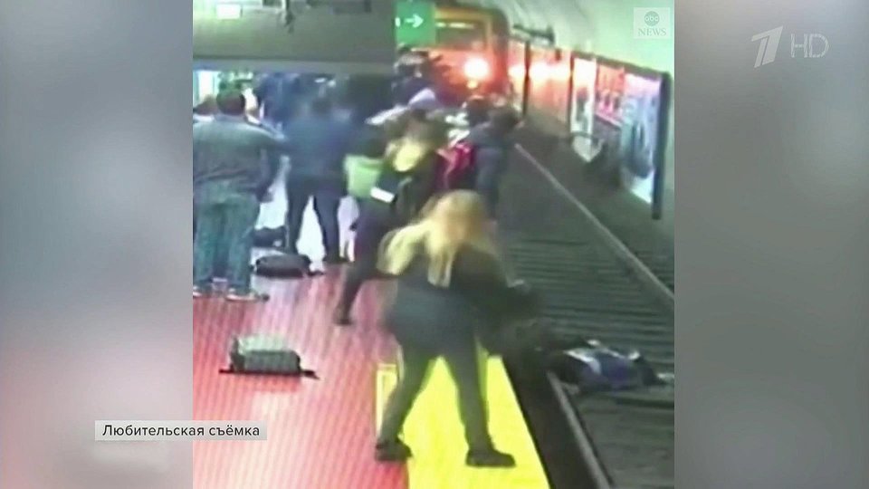 Мужчина столкнул девушку в метро. Пассажиры упавшие на рельсы. Мужчина столкнул девочку в метро. Женщина упала на рельсы в метро в Буэнос-Айресе. Столкнул под поезд в метро.